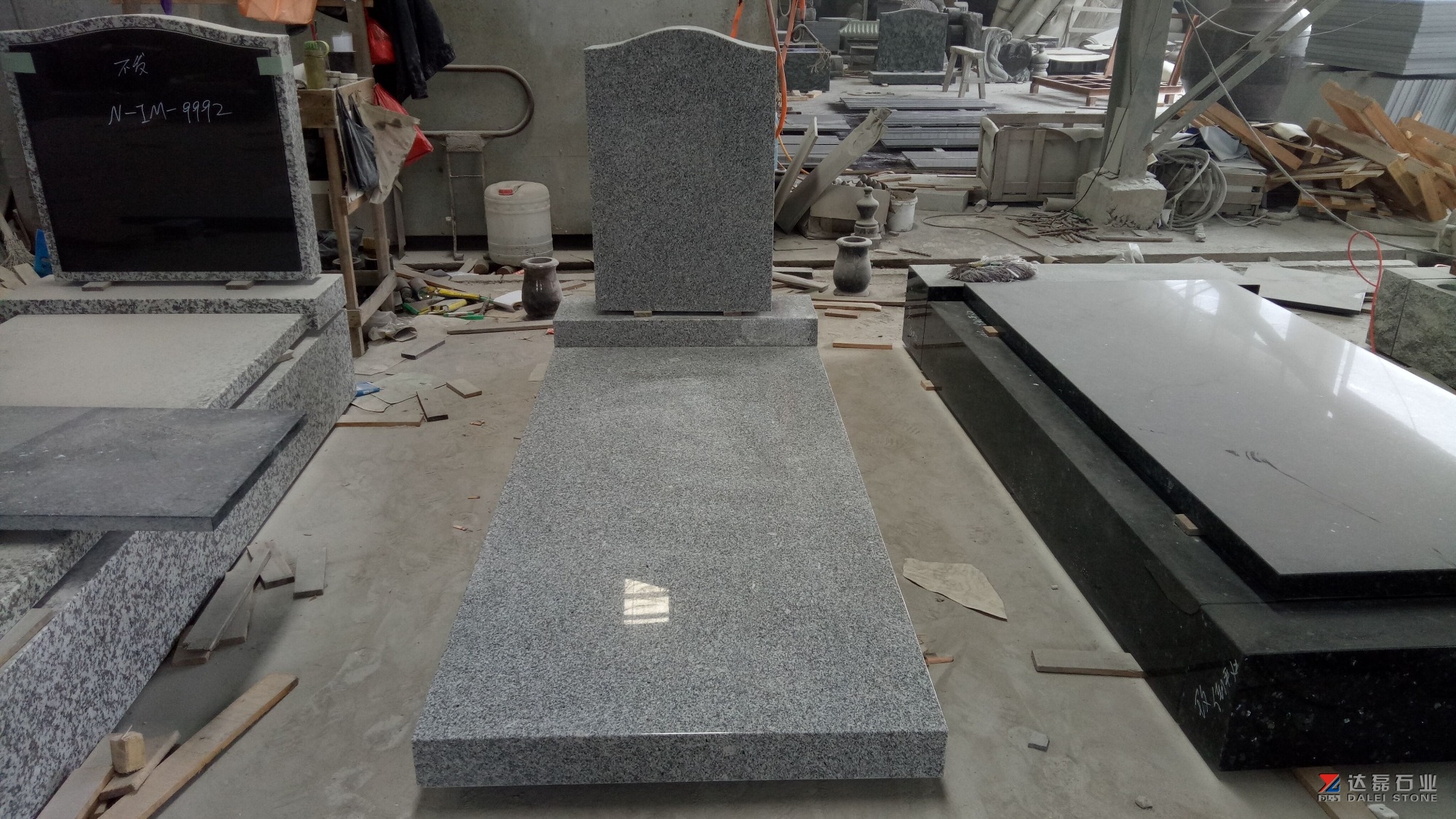 Light Grey Color American Style Tombstone Monuments With Good Design
